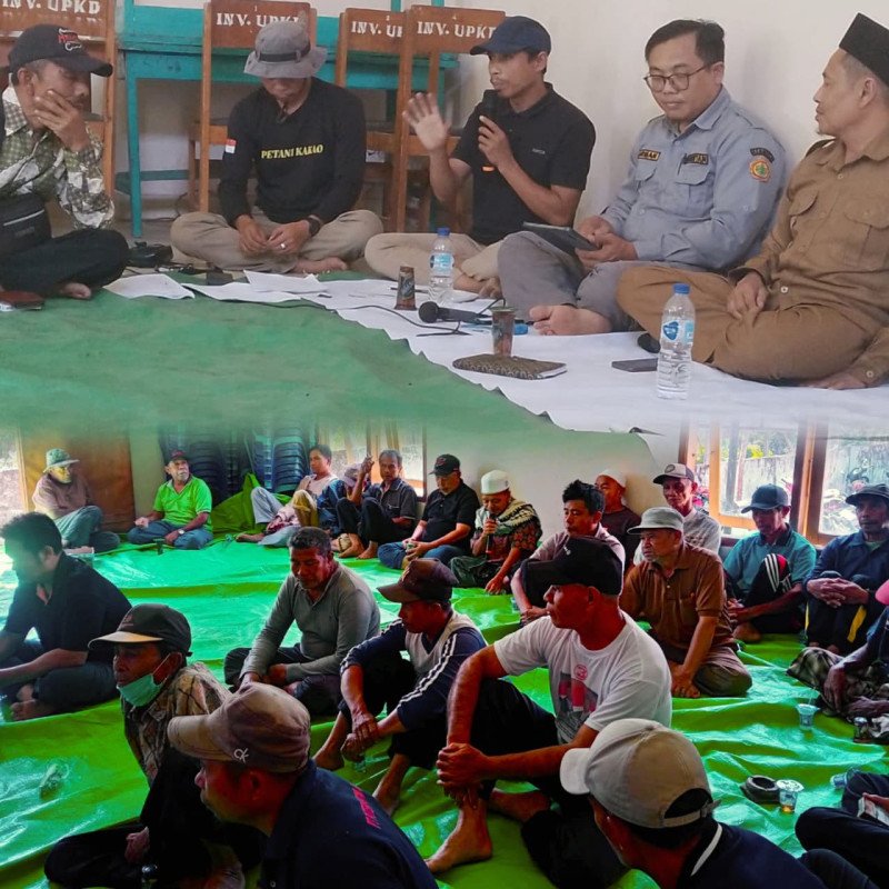Foto Suasana Rapat Koordinasi Antara Pemdes Beririjarak dengan Poktan Kakao Beririjarak Sejahtera Yang Dipimpin Pj. Kepala Desa Beririjarak, H. Lalu Muktar, S.Kep, pada Selasa (6/10/2026) (Dok. Pribadi)